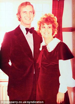 一張情人節賀卡使用34年 英國老夫婦只愿“深情依舊”