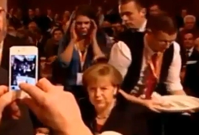 默克爾被服務員啤酒“潑身” 反應大度微笑面對鏡頭