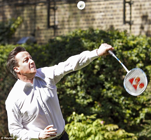 卡梅倫秀羽毛球技為奧運(yùn)“預(yù)熱” 15歲少年評論“像打網(wǎng)球”