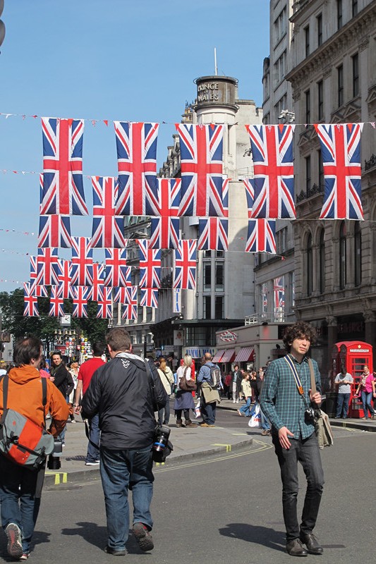 女王登基慶典富含中國元素 華人80后設計御座獻禮