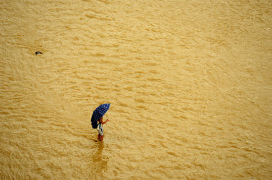 罕見暴雨突襲福建福清三小時(shí) 城區(qū)被淹成澤國
