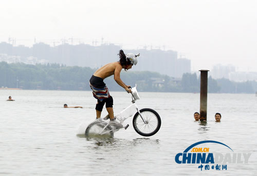 武漢極限運動愛好者“跳湖”度夏