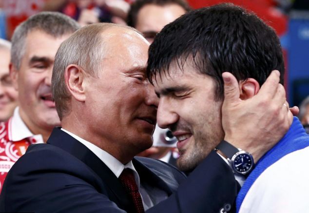 普京觀柔道比賽為卡梅倫當解說員 英首相再成“掃帚星”