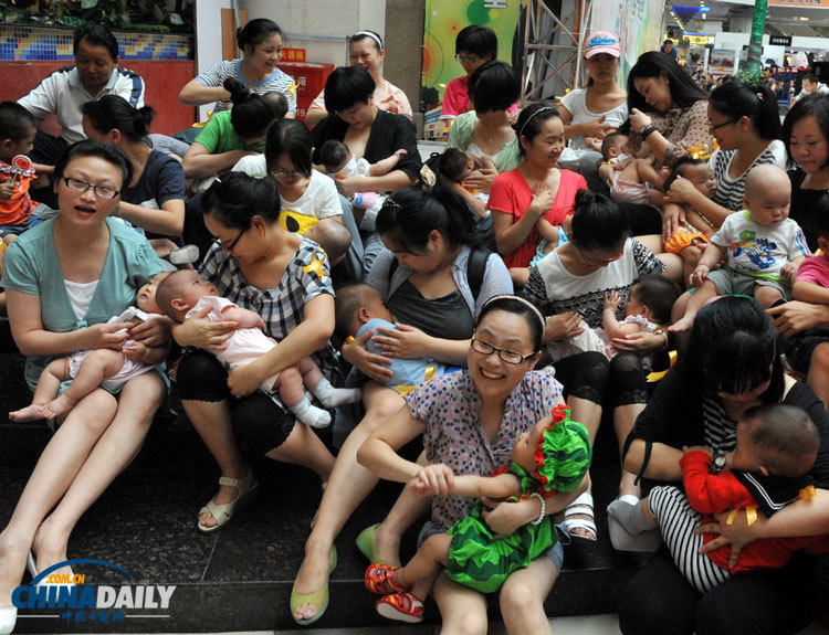 武漢30余位媽媽集體哺乳 倡導(dǎo)母乳喂養(yǎng)