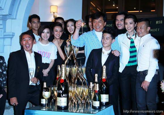 組圖：桂綸鎂金馬慶功深V秀性感 與男友戴立忍親密相聚