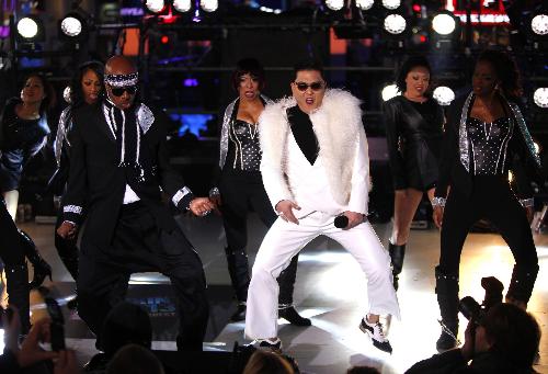 韓國“鳥叔”紐約迎新年 時(shí)代廣場跳騎馬舞