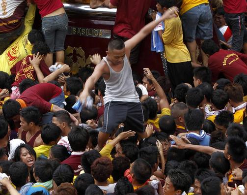 圖：菲律賓馬尼拉“黑耶穌節”盛大巡游
