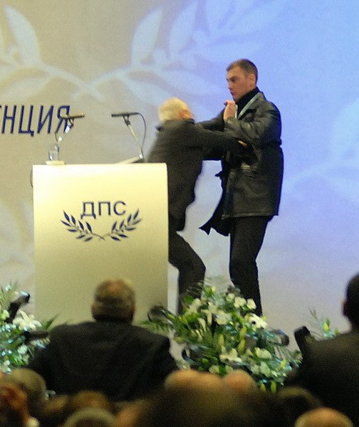 保加利亞政黨領袖演講遇驚險一刻 不明男子持槍指其頭