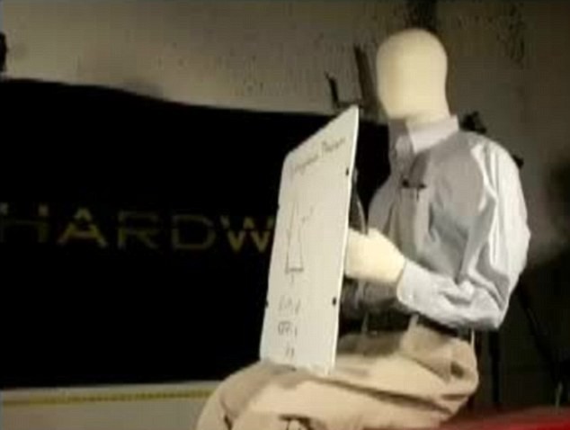 最后的“救命符”:美發明防彈黑板應對校園槍擊案