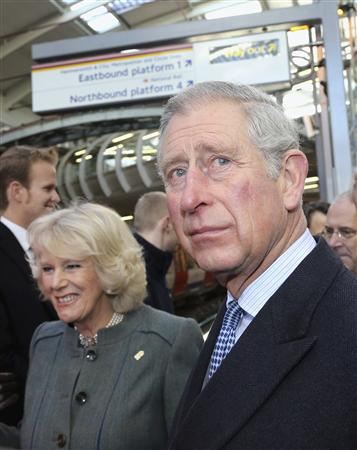 查爾斯夫婦現(xiàn)身倫敦地鐵 慶祝開(kāi)通150周年