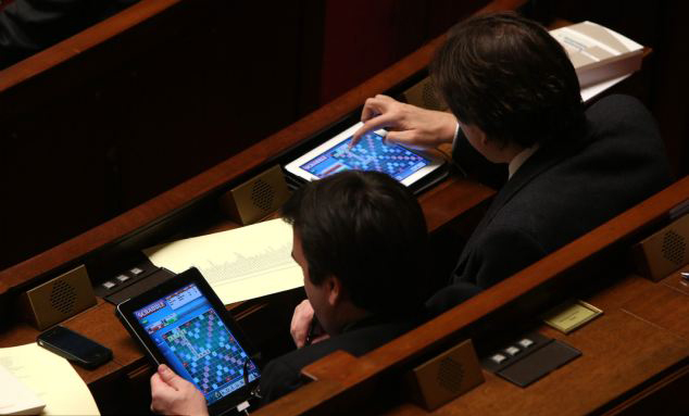 法國(guó)議員“開(kāi)小差” 同性婚姻辯論會(huì)大玩拼字游戲