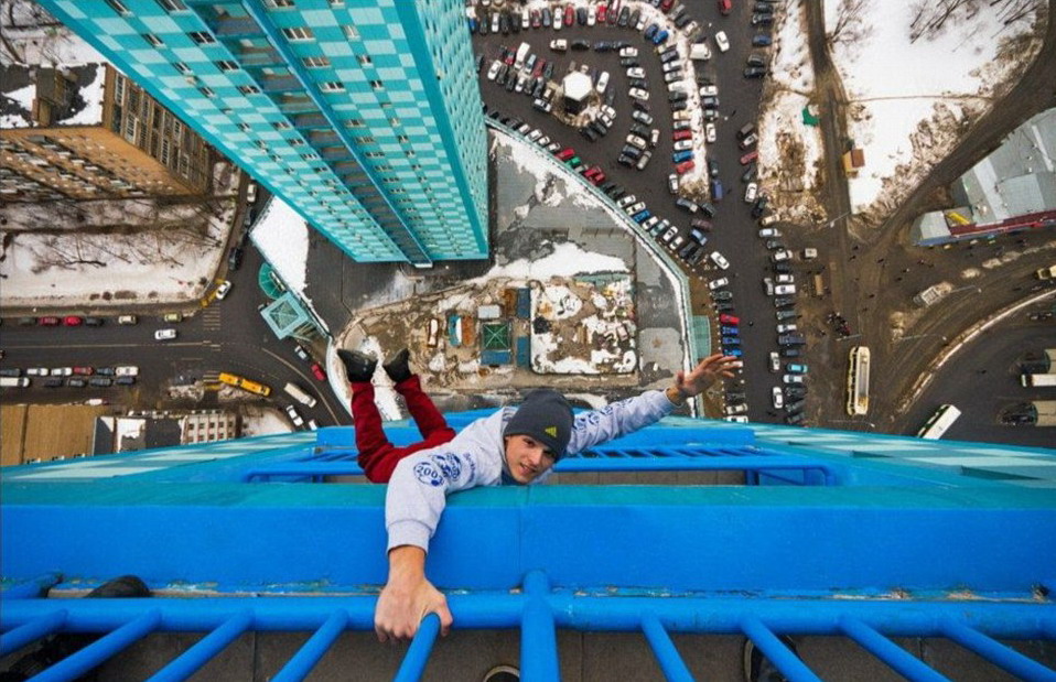 驚險!烏克蘭“蜘蛛俠”單手懸掛摩天大樓