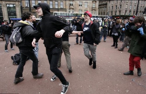 英國(guó)左派慶祝撒切爾夫人辭世 稱其極右政策貽害無(wú)窮