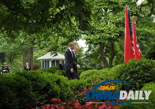 奧巴馬出門前伸手測雨 或因海軍撐傘風波心有余悸