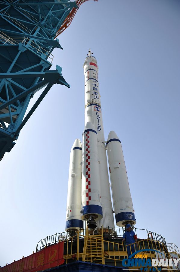 神舟十號船箭組合體轉運至發射區