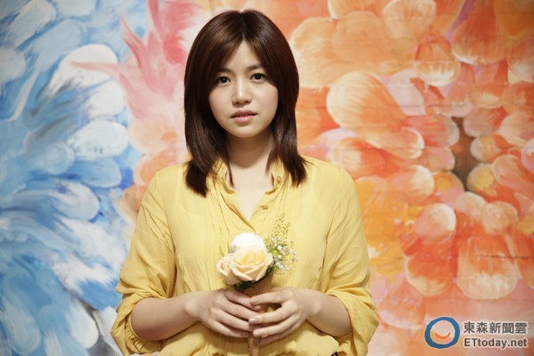 陳妍希唱《天黑黑》走音不斷　吉他手能跟上拍被贊