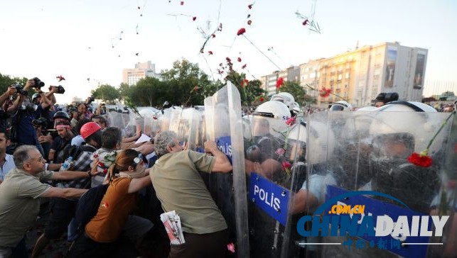 土耳其總理發表講話贊揚支持者 力挺防暴警察