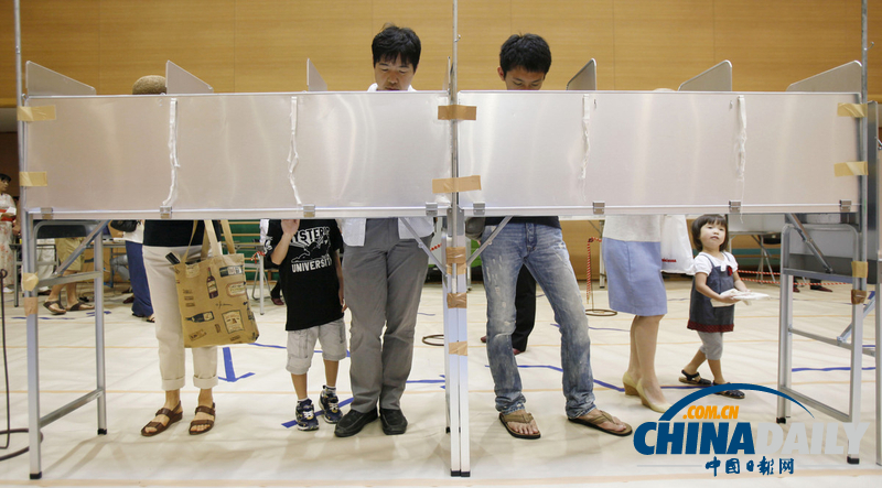 日參議院選舉開始投票 女子抱狗參加（高清組圖） 