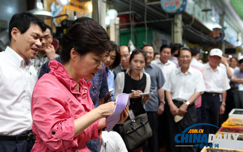 韓總統樸槿惠走訪水產品市場了解民生（高清組圖）
