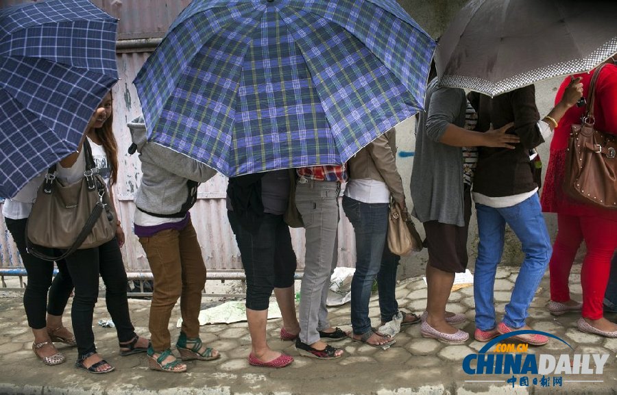 國內缺乏工作機會 大量尼泊爾青年出國打工（組圖）