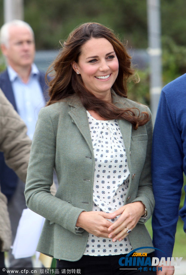 英國凱特王妃產后首次公開亮相 親近兒童盡顯母愛（高清組圖）