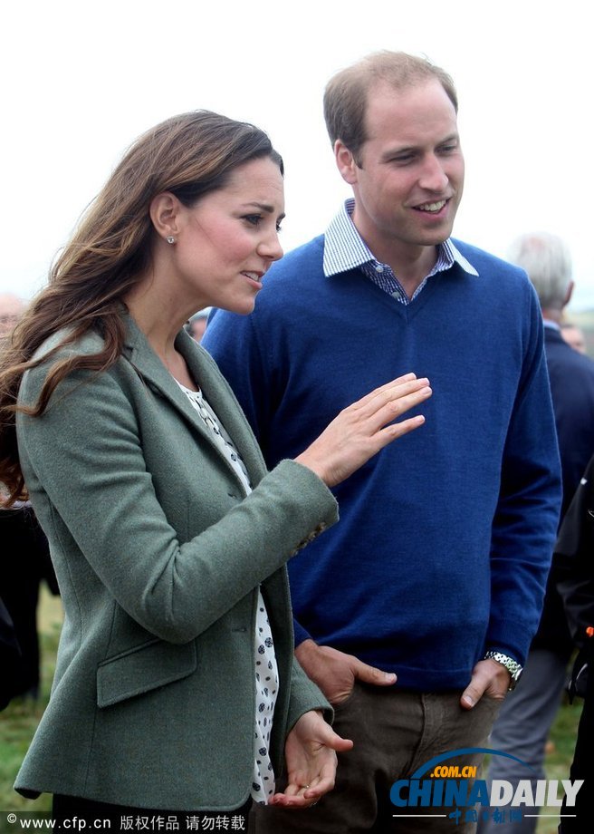 英國(guó)凱特王妃產(chǎn)后首次公開(kāi)亮相 親近兒童盡顯母愛(ài)（高清組圖）