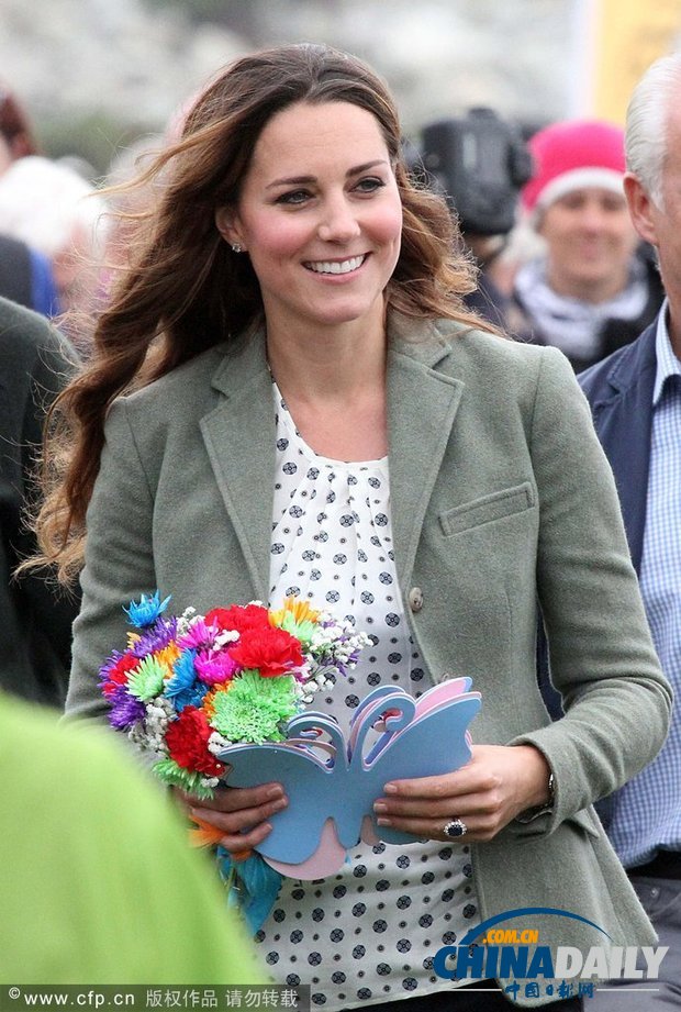 英國(guó)凱特王妃產(chǎn)后首次公開亮相 親近兒童盡顯母愛（高清組圖）