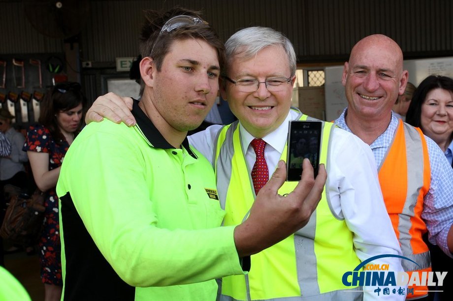 澳聯邦選舉壓力大 總理陸克文親自為選民吹頭發（高清組圖）