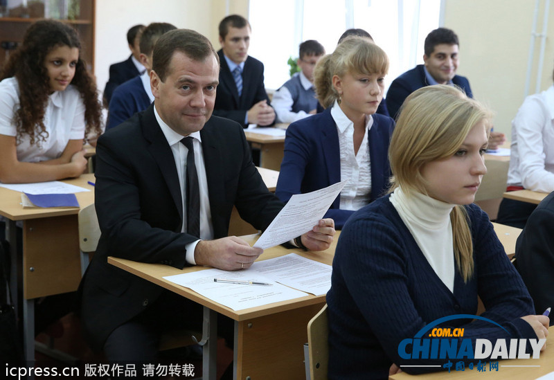 梅德韋杰夫跟中學生一起上課 遭女生撇嘴斜視（組圖）