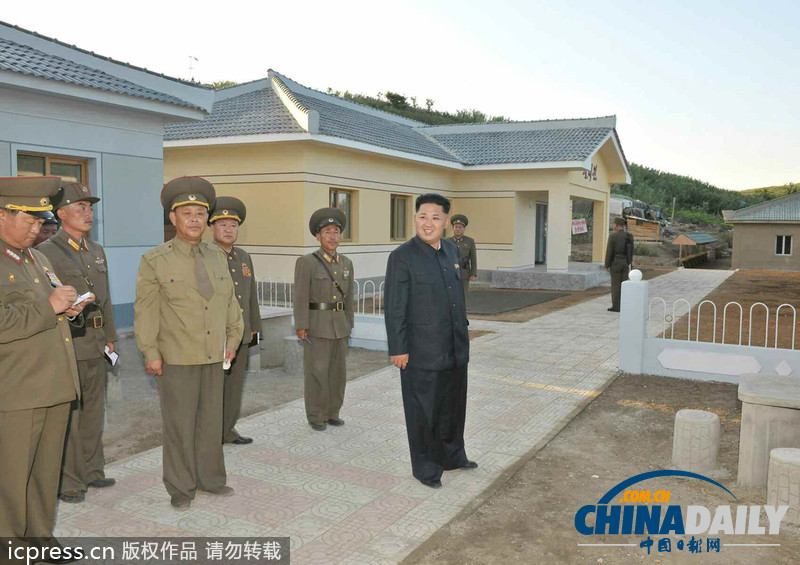 金正恩視察月乃島防御部隊 被民眾包圍