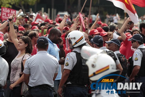 巴西示威者欲闖議會阻止法案投票 與警方發生沖突