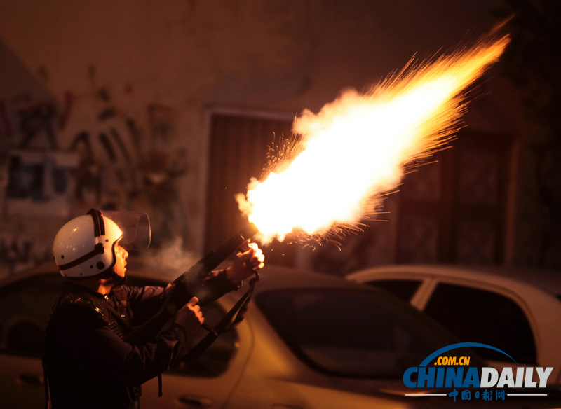 巴林防暴警察發(fā)射催淚彈 驅(qū)散反政府示威者