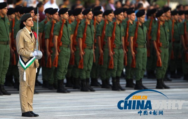 巴勒斯坦第一批女兵獲學士學位 手握木槍接受檢閱