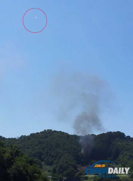 一架F-5戰(zhàn)機在韓國墜毀 飛行員跳傘逃生(組圖)