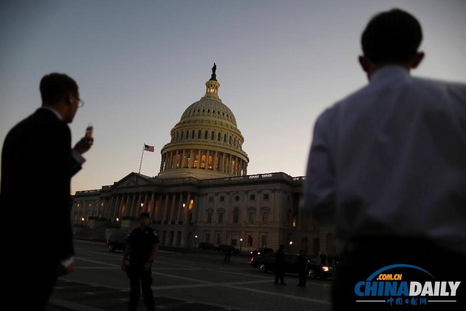 美聯邦政府因“太差錢”被迫關閉 男子拍國會山照片留念（組圖）