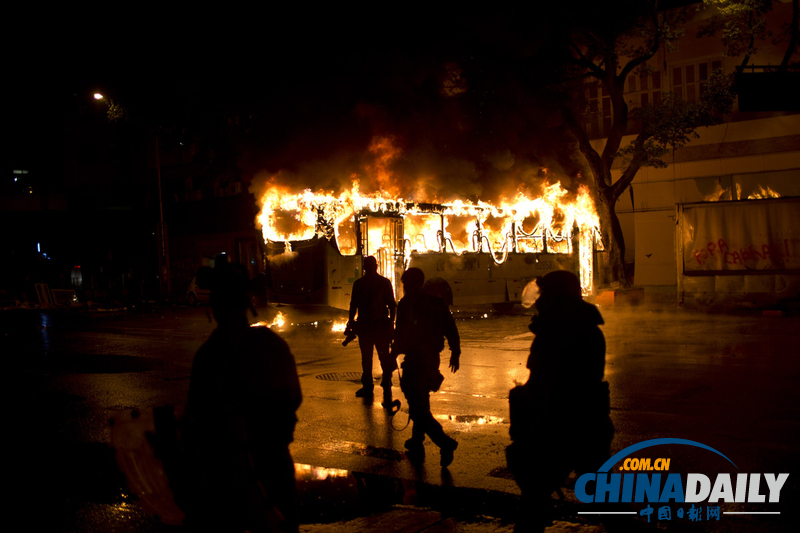 巴西示威者焚燒大巴 聲援罷工教師（組圖）