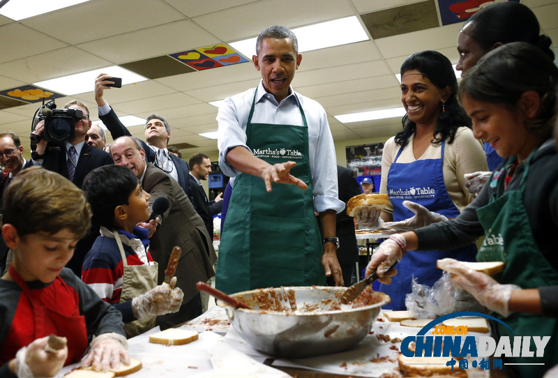 奧巴馬視察食品慈善機構 穿圍裙變志愿者做三明治
