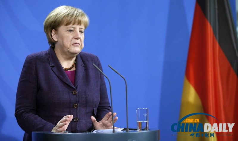 默克爾與阿巴斯會晤 表情多變做“槍擊”手勢