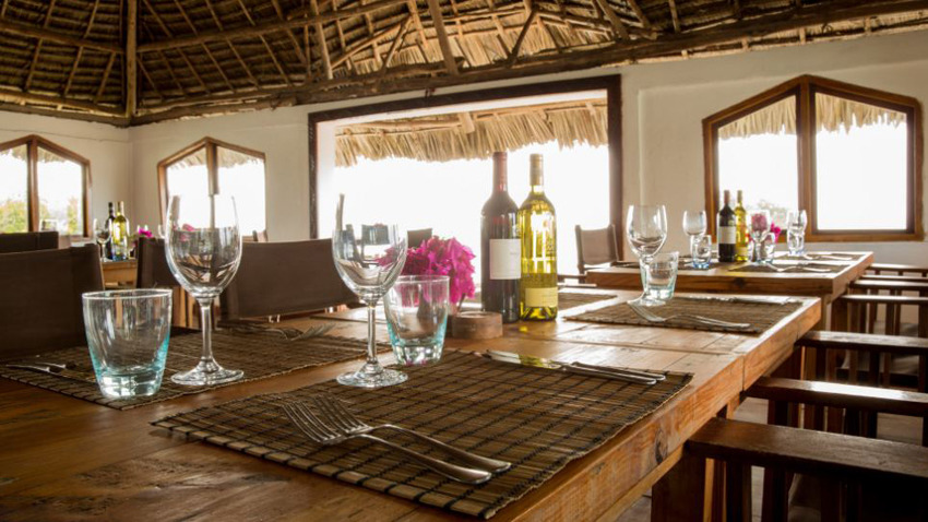 東非男子海灘巖石上建餐廳 四面環海享美味