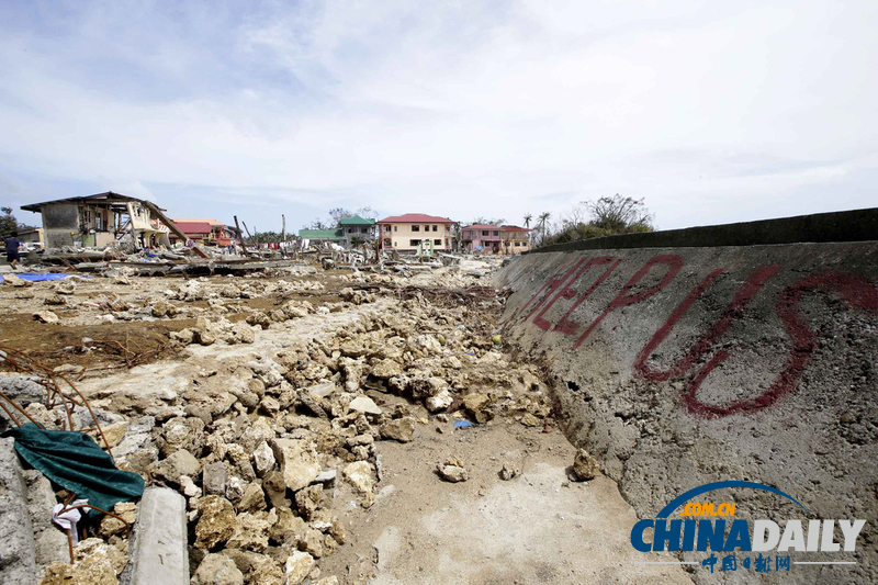 菲律賓臺風災后動態：災民書寫巨幅英文呼救