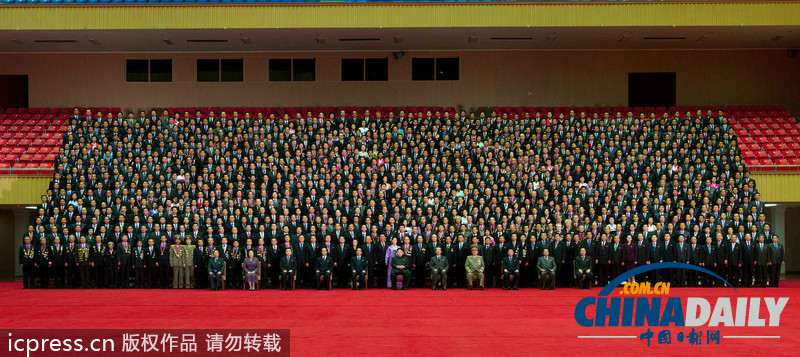 金正恩參加朝鮮科學技術大會 同與會者合影留念