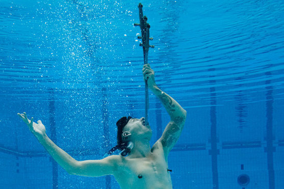 吉尼斯世界記錄日各顯神通 澳奇人水下吞三把劍