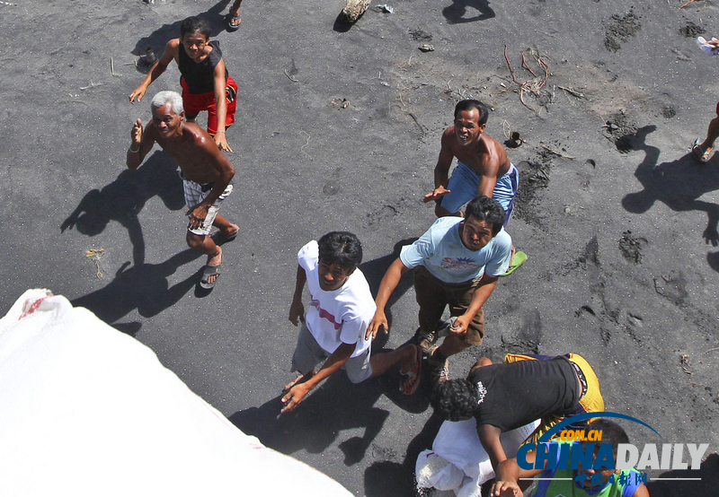 菲律賓空軍向臺風災區投擲糧食 災民奔跑搶奪