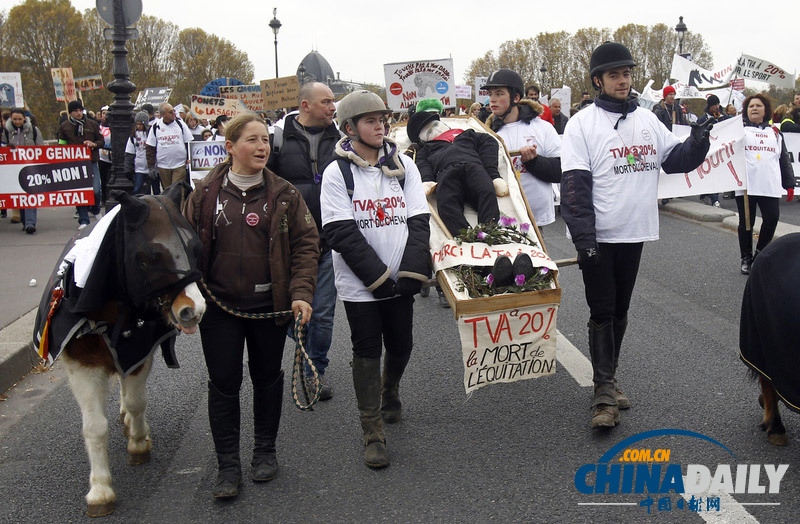 法國民眾騎馬上街抗議增加營業(yè)稅