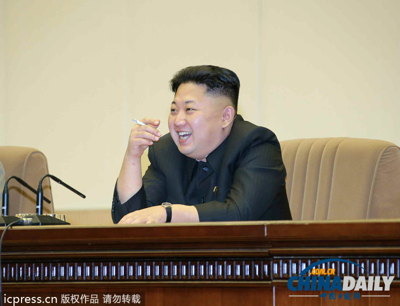 金正恩罕見公開場合抽煙 觀看朝鮮士兵武術(shù)訓練