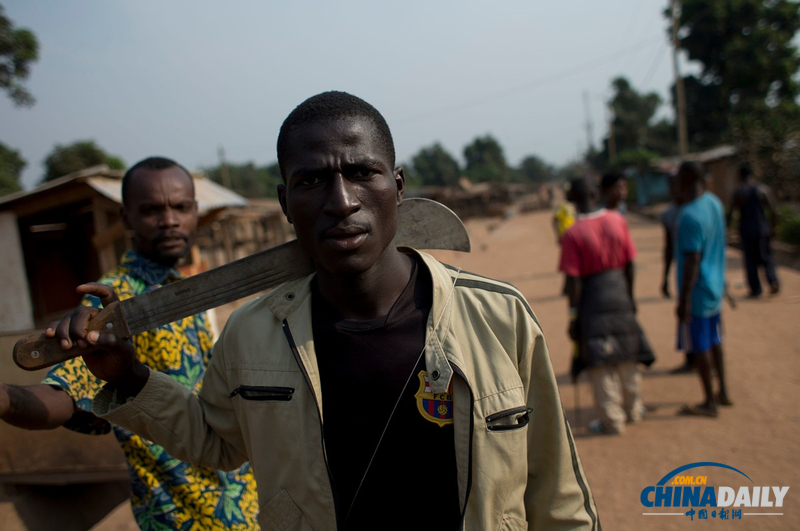 中非宗教沖突不斷 女民兵肩扛大砍刀有人被活活打死