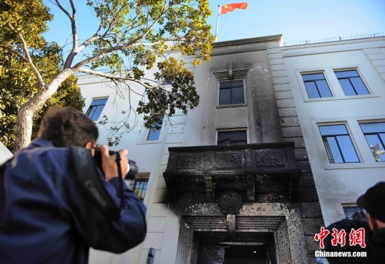 圖:中國駐舊金山總領館正門遭縱火 領館工作照常