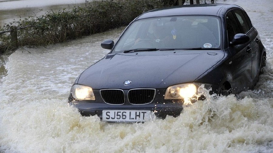 洪水驚濤席卷英國 “全國緊急狀態”下的壯觀景象
