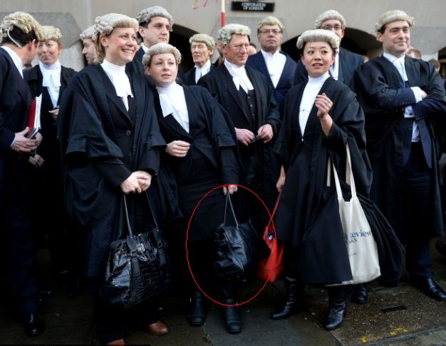 英國(guó)女律師拎萬(wàn)元名牌包參加罷工遭質(zhì)疑