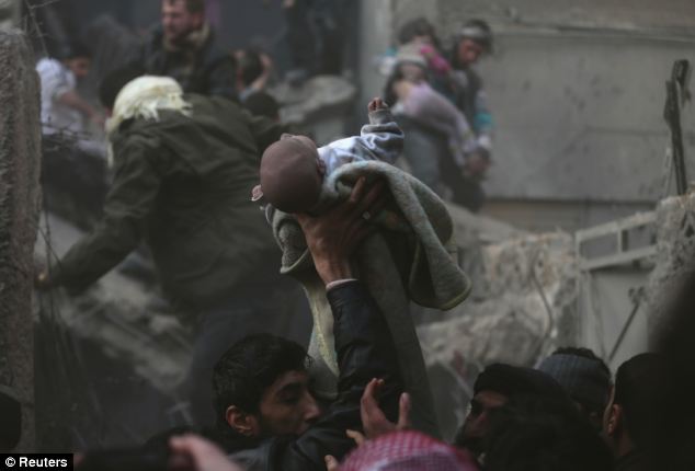 敘利亞“人鏈”所救男嬰狀況良好 與家人開心生活